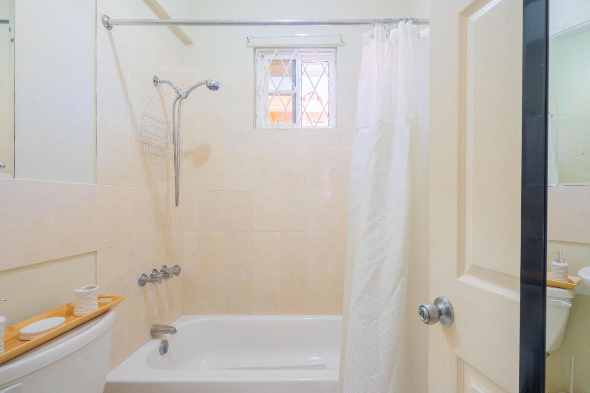 Musgrave Annex- Comfy 1 Bedroom Apartment On The Ground Floor Kingston Kültér fotó